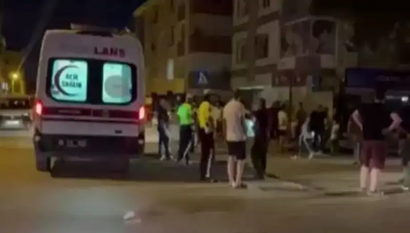 Alkollü Sürücü Sokağın Ortasında Yayaları Kamyonetle Ezdi, Olay Şok Etti