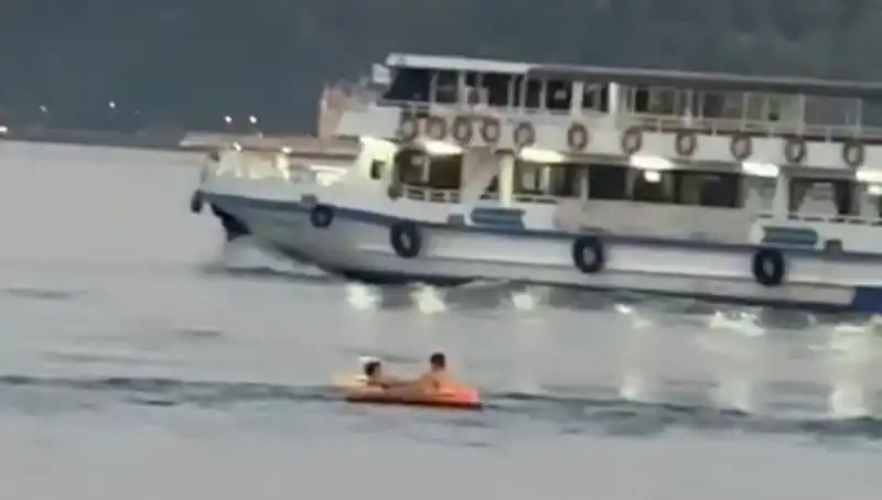 Sarıyer'de İki Çocuk Denize Botla Açıldı: Olay Anları Kameralara Yansıdı