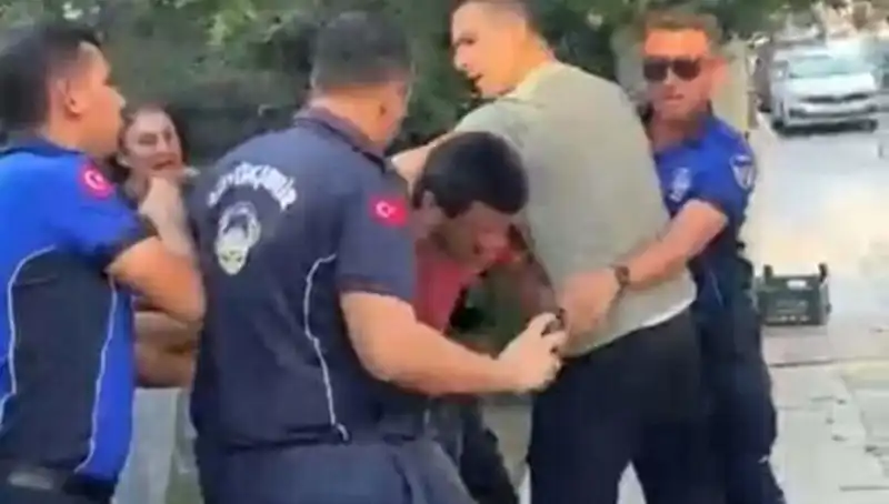 Seyyar Satıcıya Sokakta Zabıta Tarafından Sert Müdahale