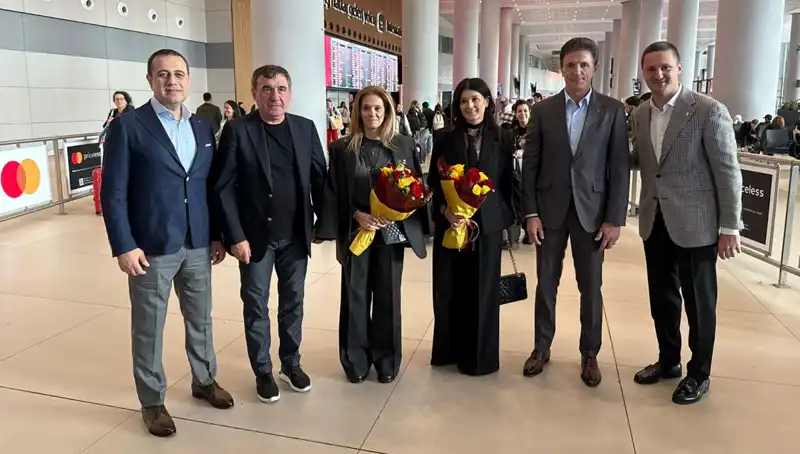 Hagi ve Popescu, İstanbul'da Futbolseverlerle Buluştu
