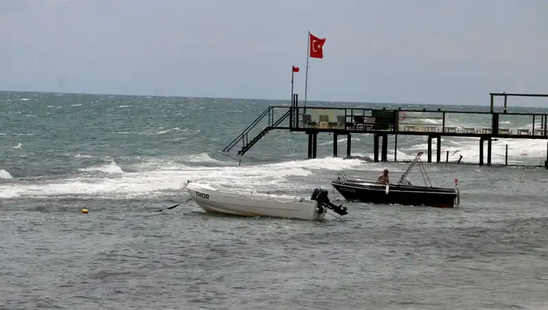 Poyraz'ın Gücü: Denize Girmek Yasaklandı, Tatilciler Endişeli!
