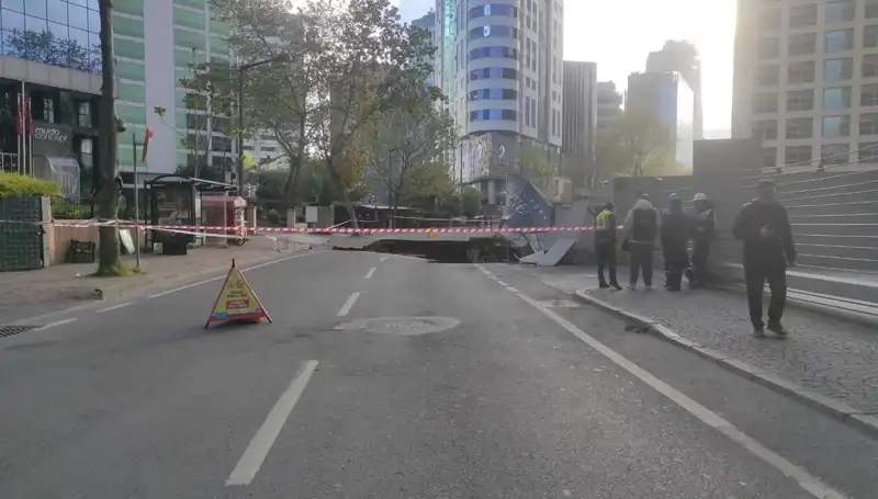 Sarıyer'de Şok Eden Olay: Yol Çöktü, Cadde Trafiğe Kapandı!