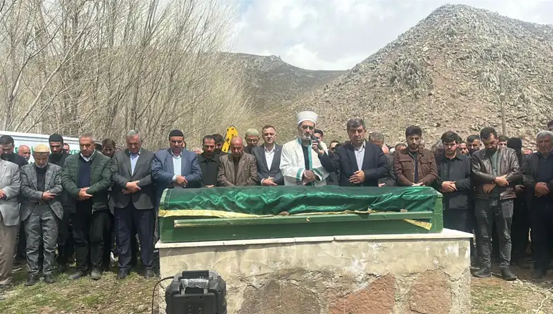 Baba ve Kızlarına Duygusal Veda: Aile Büyüğünün Son Yolu