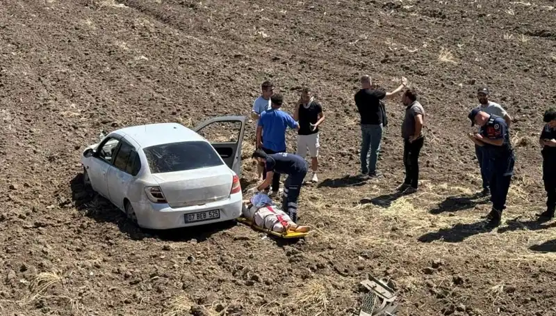 Osmaniye'de Kontrolden Çıkan Otomobil Tarlaya Yuvarlandı, Üç Kişi Yaralandı