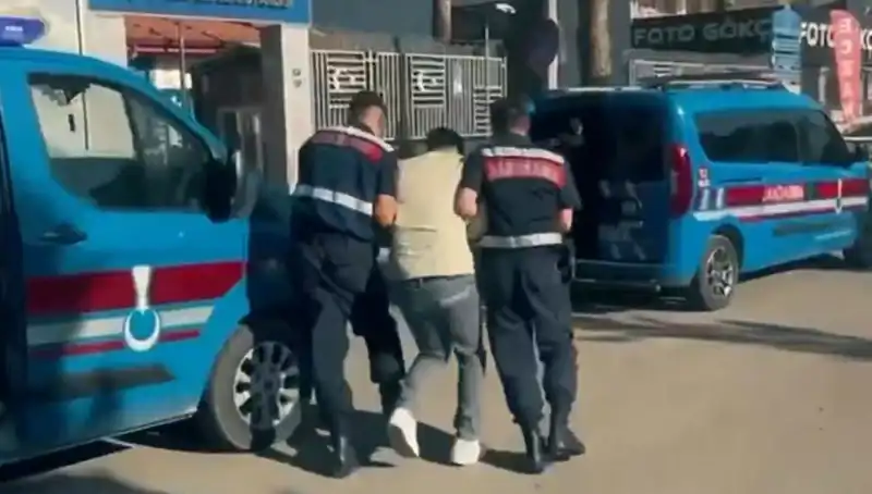 Türkiye'nin 10 ilinde Suç Örgütlerine Operasyon: 74 Gözaltı Gerçekleştirildi