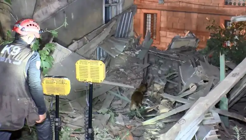 İstanbul'da Deprem Sonrası Çöken Bina Kazası: Neler Yaşandı?