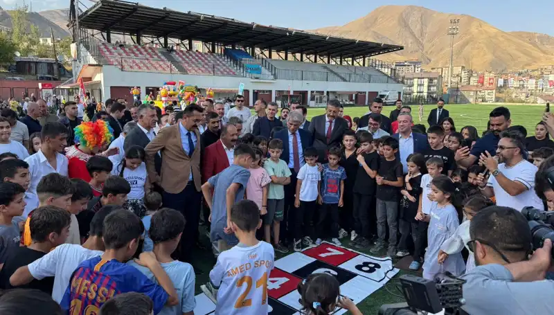 Hakkari'de Renkli Anlar: Anadolu Şenliği Coşkusu Tüm Şehri Sardı