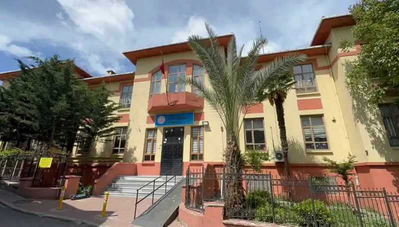 Depremde Hasar Gören Okullar Boşaltıldı: Güvenlik Endişeleri Giderek Artıyor