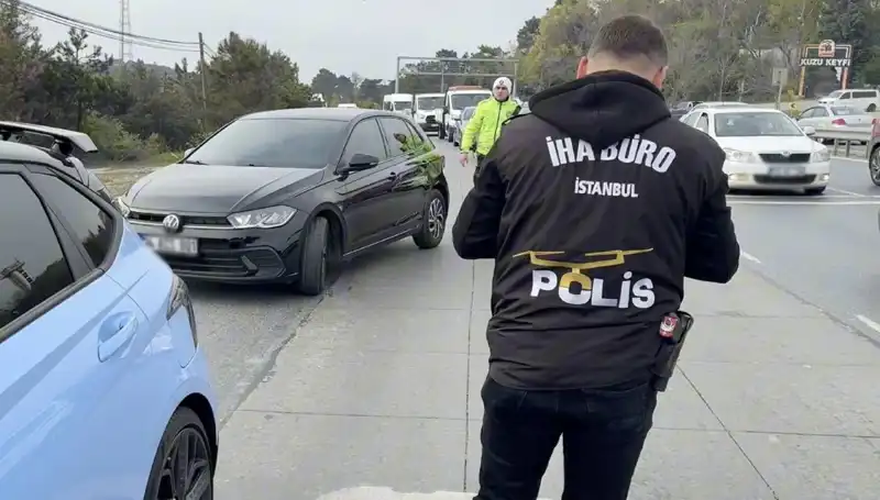 Emniyet Şeridini İhlal Eden Sürücü, Suçunu Trafikte Buldular!