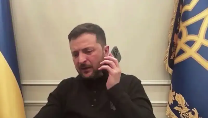 Zelenski'nin Basın Toplantısı Sırasında Macron'un Sıcak Telefon Görüşmesi