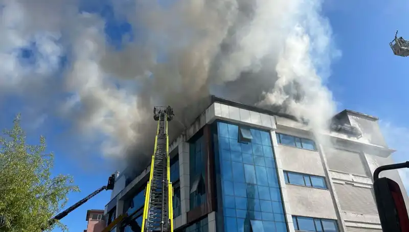 Esenyurt'taki Tekstil Atölyesinde Çıkan Yangın Büyük Panik Yarattı