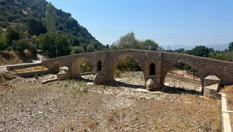 Tarihi Yunan Köprüsü, Uyuşturucu Bağımlılarının Gözde Mekanı Olmaya Nasıl Dönüştü?