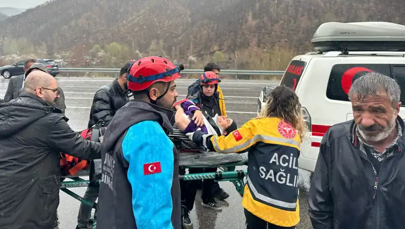 Öndeki Araç İle Çarpışarak İstinat Duvarına Mı Çarptı? Yaralılar Hastaneye Kaldırıldı