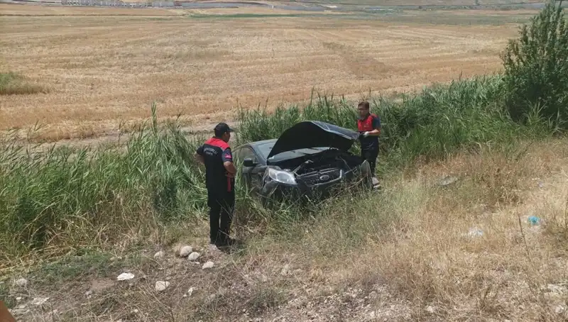 Şarampole Uçan Otomobilde İki Kişi Yaralandı: Kaza Anı ve Sonrası