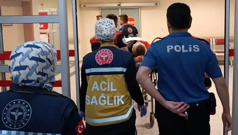 Bahar Günü Kaza Alarmı: Polis Ekipleri İki Yaralı ile Olay Yerinde