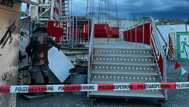 Dönen Salıncak Reklam Direklerine Çarptı, Facianın Eşiğinden Dönüldü!