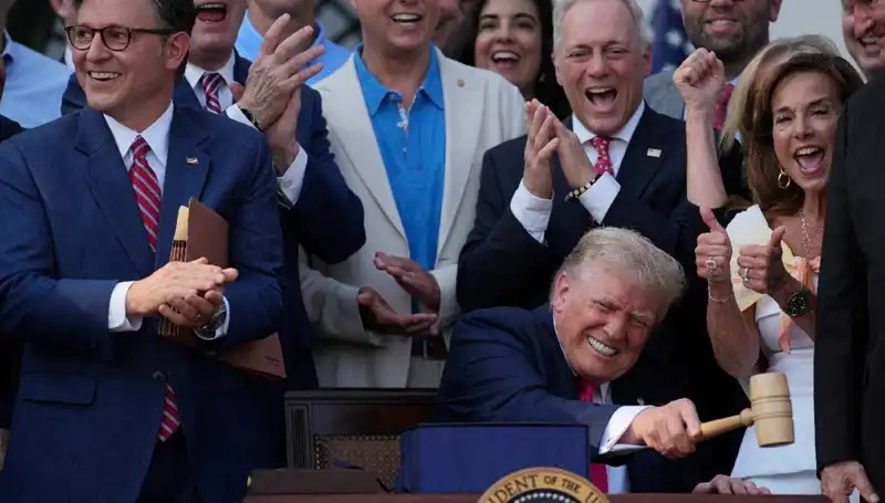 Trump'tan Sağlık Reformu: "Büyük, Güzel Yasa Tasarısı" İmzalandı