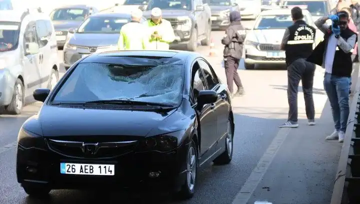 Üzerine Atladığı Araba Hayatını Kurtardı: Olayın Şok Edici Detayları