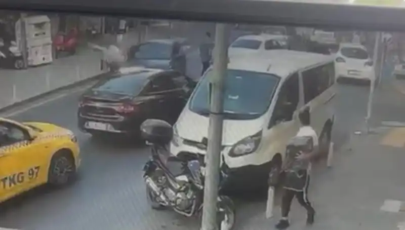 Fren yerine gaza basarak kaza yapan sürücüler ortalığı savaş alanına çevirdi