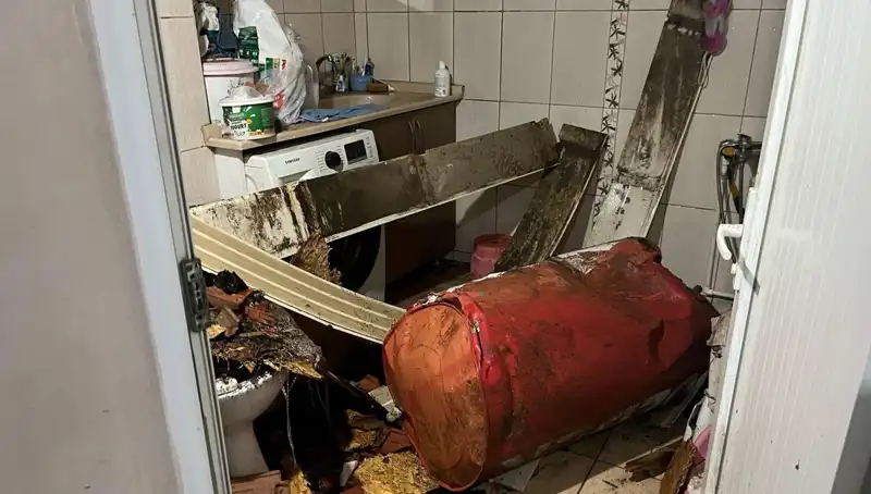 Ege Bölgesi’ni Vuran Fırtına: Ağaçlar Devrildi, Caddeler Beyaza Büründü
