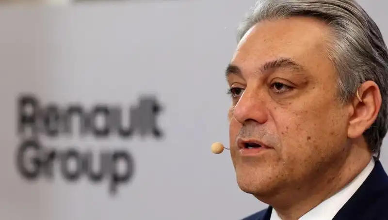Renault’da Üst Düzey İstifa: Stratejik Değişim Rüzgarları Esti