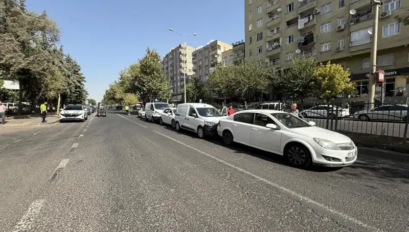 Diyarbakır'da Talihsiz Trafik Kazası: 5 Araç Birbirine Girdi