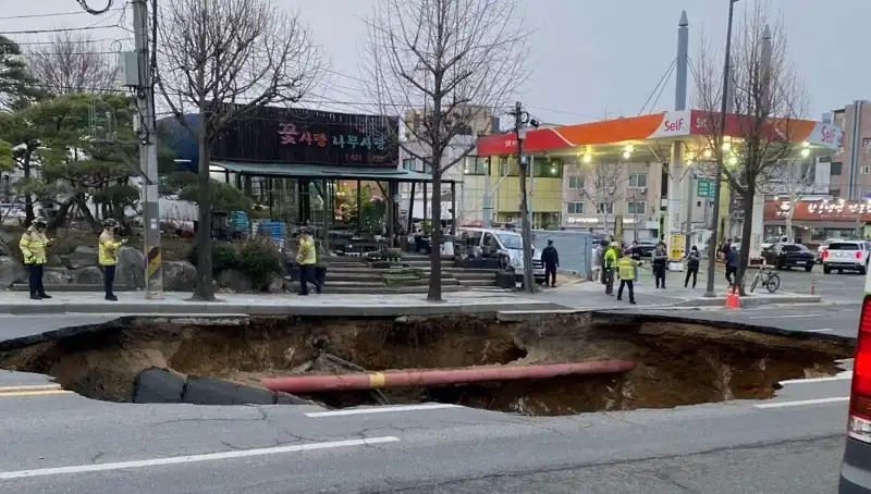 Güney Kore'de Motosiklet Kazasında Dev Çukur: 1 Kayıp, 1 Yaralı