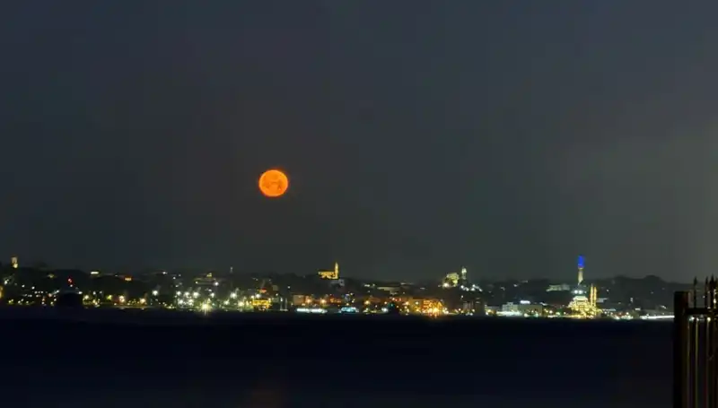 İstanbul'da Çilek Dolunayı’nın Göz Kamaştıran Manzarası