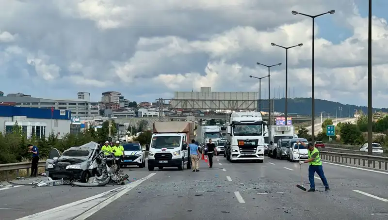 Otoyolda Korkutan Kaza: Üç Kişi Araçta Sıkıştı, Trafik Felç Oldu