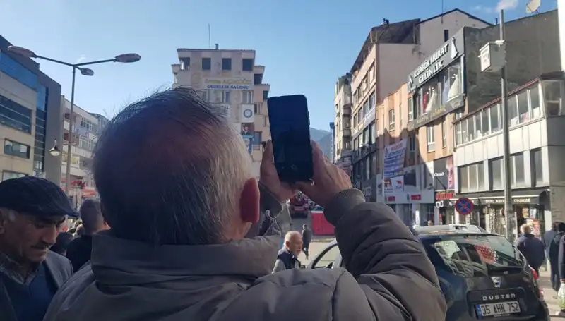 İki Genç, Çatıya Çıkan Kişiyi Görüntülemek İçin Yarıştı