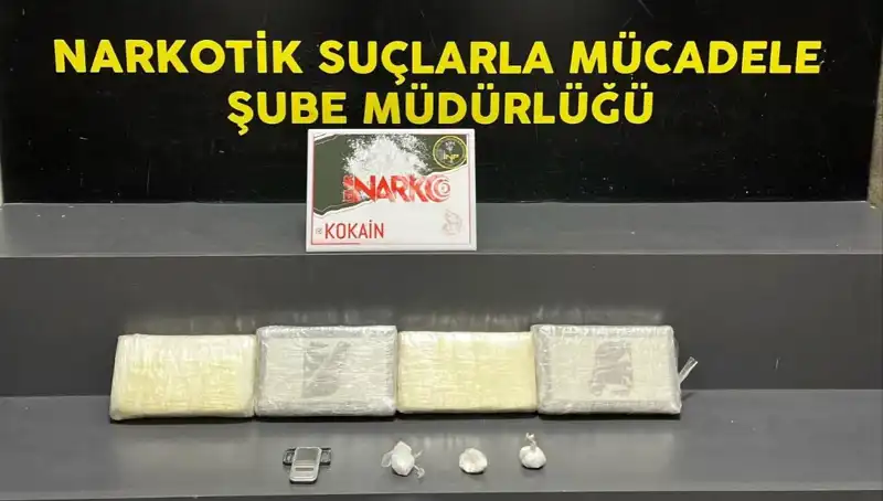 İzmir'de Uyuşturucu Operasyonunda 15 Kilo Narkotik Ele Geçirildi