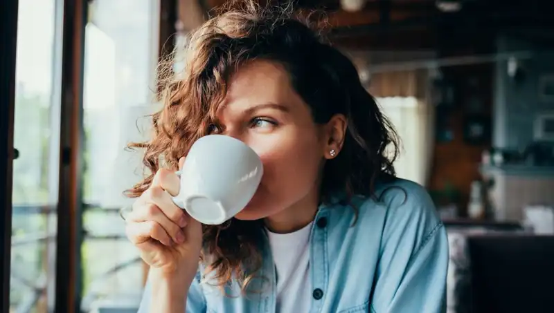 Her Gün Milyonlarca Kişinin Tükettiği Popüler İçecek: Bağırsak Sağlığına Faydaları Tartışılıyor