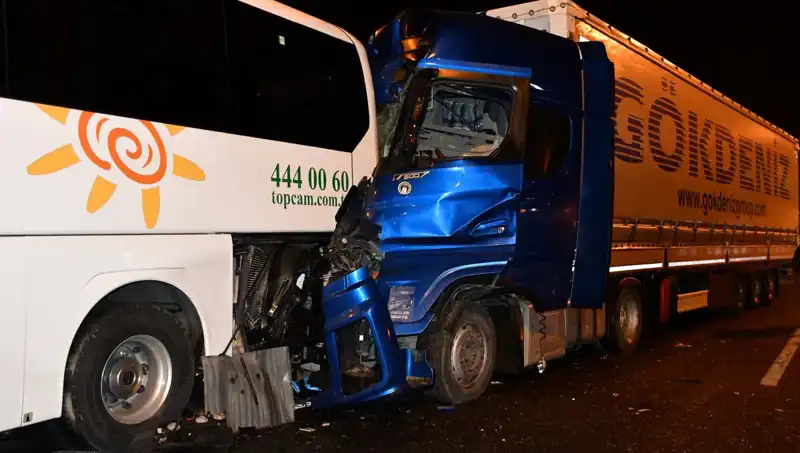 Tur Otobüsü Tırla Çarpıştı: 13 Yaralı, Kaza Anı dehşet verdi!