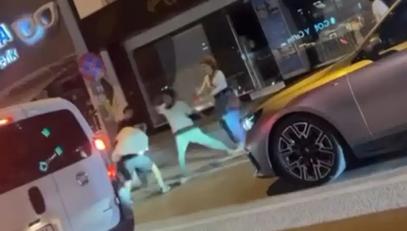 Cadde Boks Ringine Dönüştü: Sokaklar Adeta Yumruklarla Şenlendi!